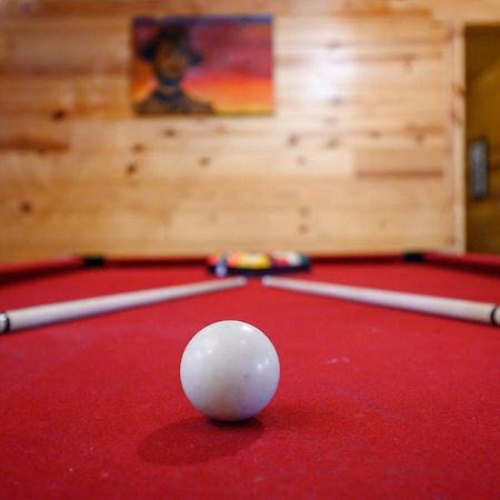 The Eastwood Spacious Retreat With 4 King En-Suites - Hot Tub - Pet-Friendly - Cozy Fire Pit - Prime Location - Multi-Family Broken Bow Bagian luar foto