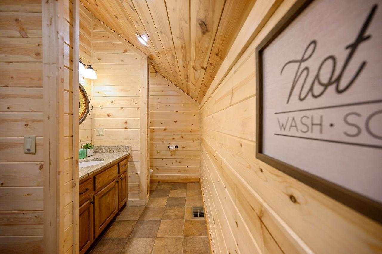 The Eastwood Spacious Retreat With 4 King En-Suites - Hot Tub - Pet-Friendly - Cozy Fire Pit - Prime Location - Multi-Family Broken Bow Bagian luar foto