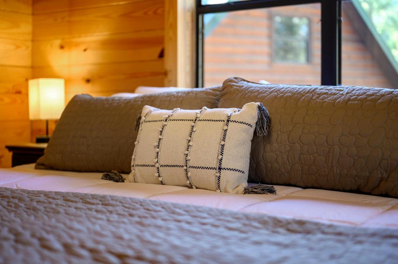 The Eastwood Spacious Retreat With 4 King En-Suites - Hot Tub - Pet-Friendly - Cozy Fire Pit - Prime Location - Multi-Family Broken Bow Bagian luar foto