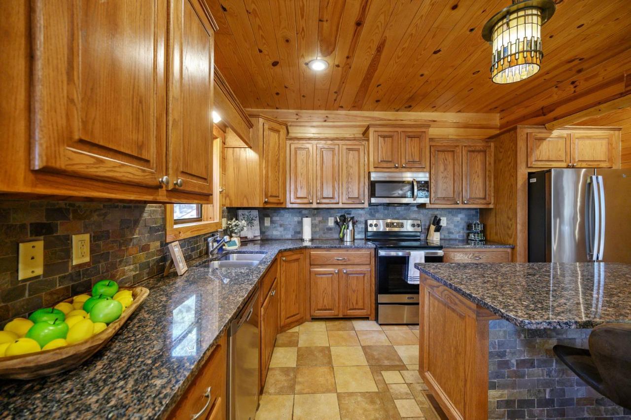The Eastwood Spacious Retreat With 4 King En-Suites - Hot Tub - Pet-Friendly - Cozy Fire Pit - Prime Location - Multi-Family Broken Bow Bagian luar foto