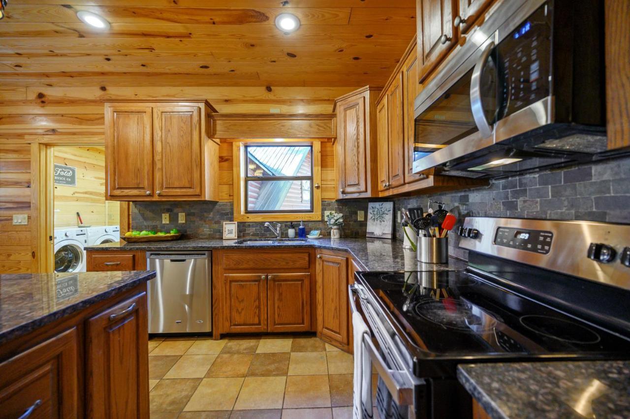The Eastwood Spacious Retreat With 4 King En-Suites - Hot Tub - Pet-Friendly - Cozy Fire Pit - Prime Location - Multi-Family Broken Bow Bagian luar foto