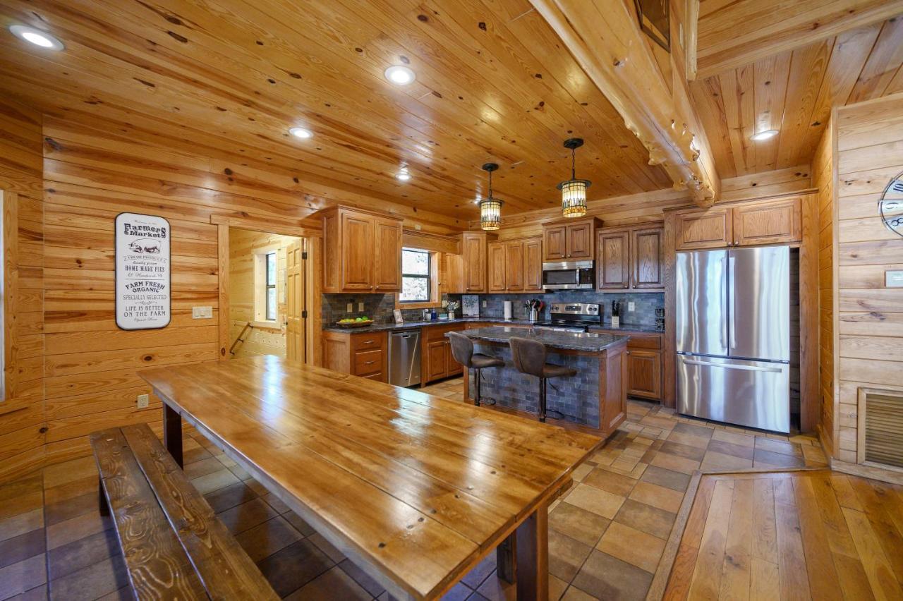 The Eastwood Spacious Retreat With 4 King En-Suites - Hot Tub - Pet-Friendly - Cozy Fire Pit - Prime Location - Multi-Family Broken Bow Bagian luar foto