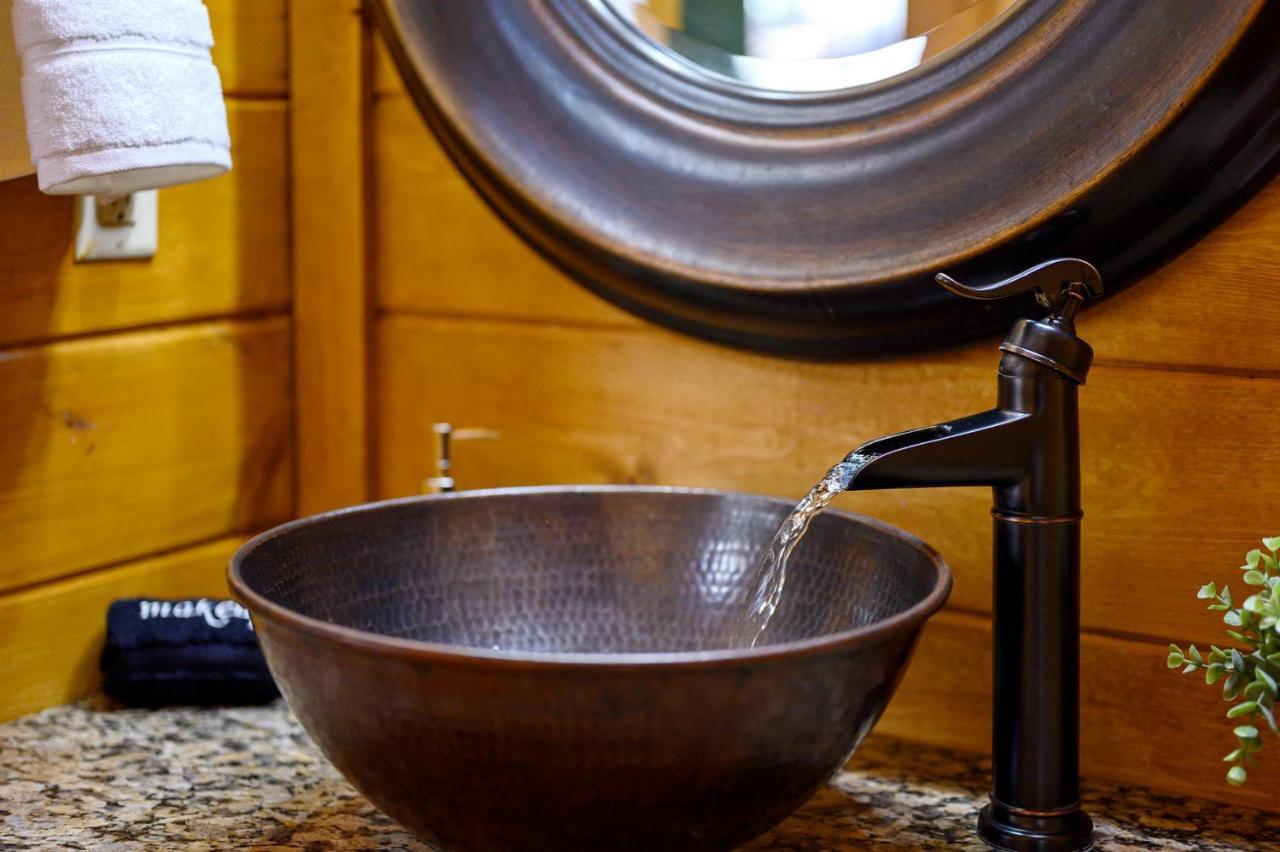 The Eastwood Spacious Retreat With 4 King En-Suites - Hot Tub - Pet-Friendly - Cozy Fire Pit - Prime Location - Multi-Family Broken Bow Bagian luar foto
