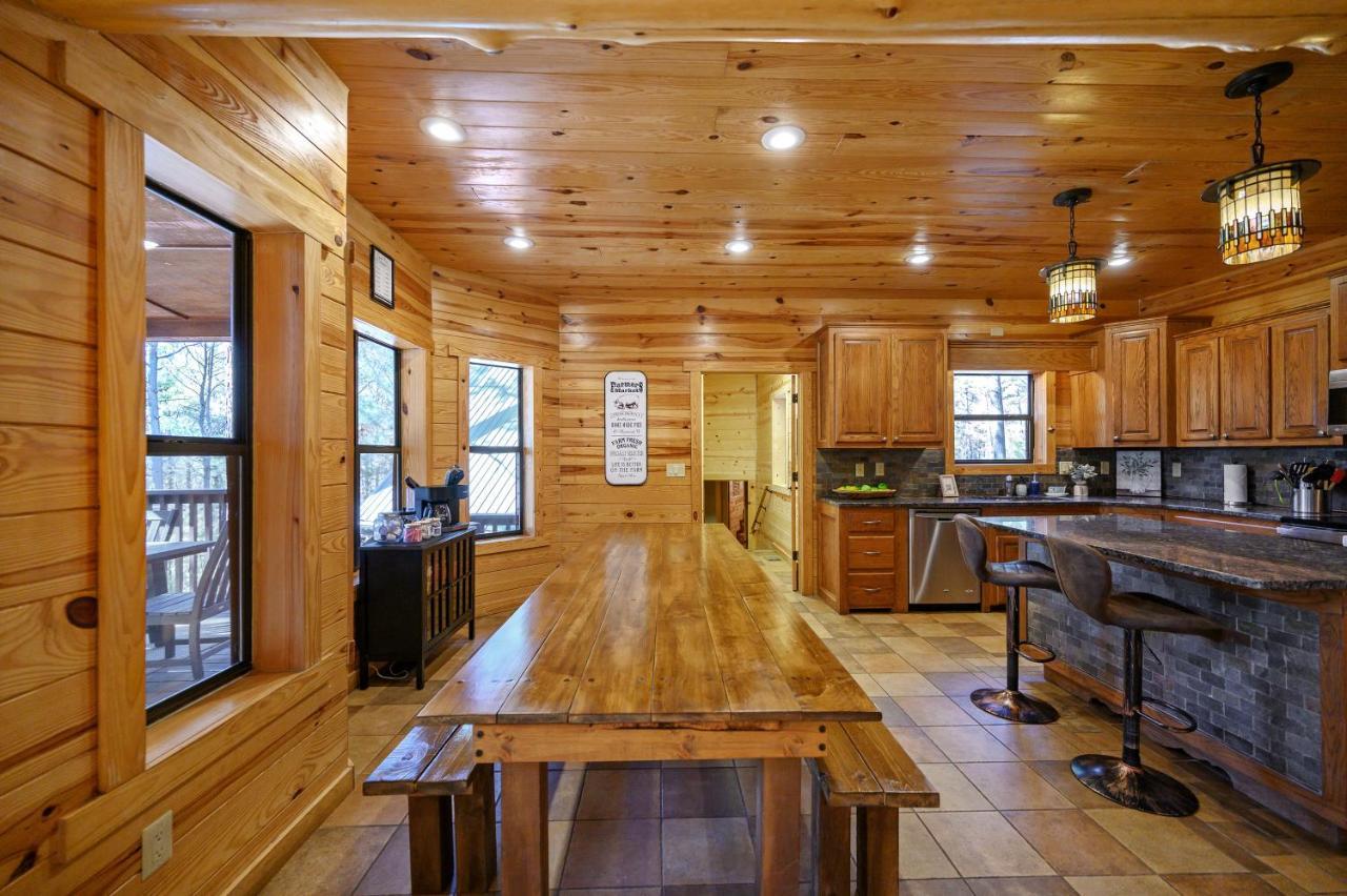 The Eastwood Spacious Retreat With 4 King En-Suites - Hot Tub - Pet-Friendly - Cozy Fire Pit - Prime Location - Multi-Family Broken Bow Bagian luar foto