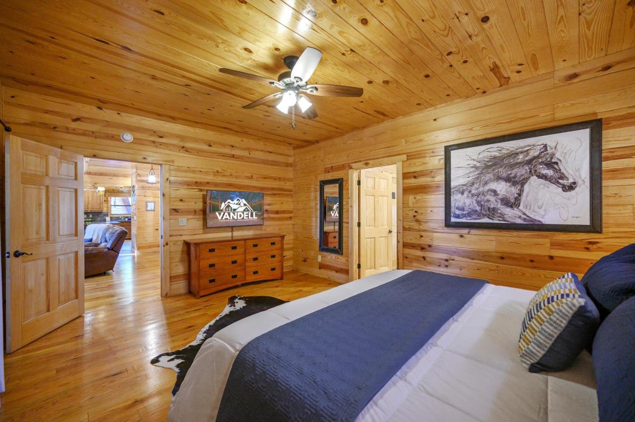 The Eastwood Spacious Retreat With 4 King En-Suites - Hot Tub - Pet-Friendly - Cozy Fire Pit - Prime Location - Multi-Family Broken Bow Bagian luar foto