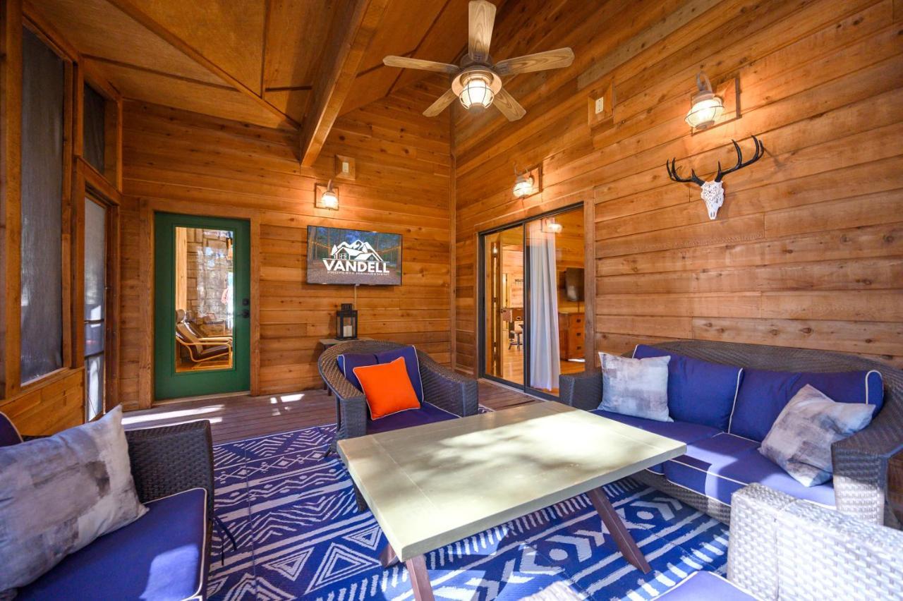 The Eastwood Spacious Retreat With 4 King En-Suites - Hot Tub - Pet-Friendly - Cozy Fire Pit - Prime Location - Multi-Family Broken Bow Bagian luar foto