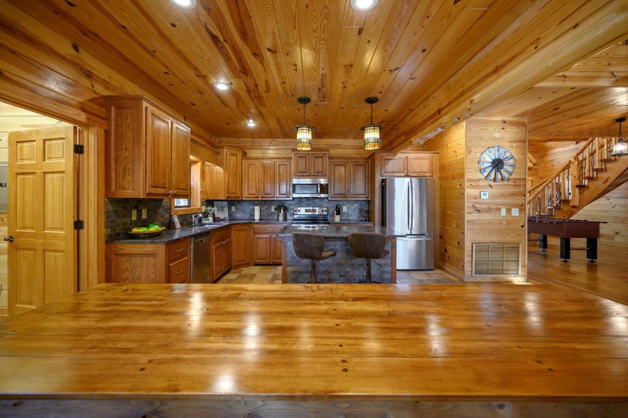 The Eastwood Spacious Retreat With 4 King En-Suites - Hot Tub - Pet-Friendly - Cozy Fire Pit - Prime Location - Multi-Family Broken Bow Bagian luar foto