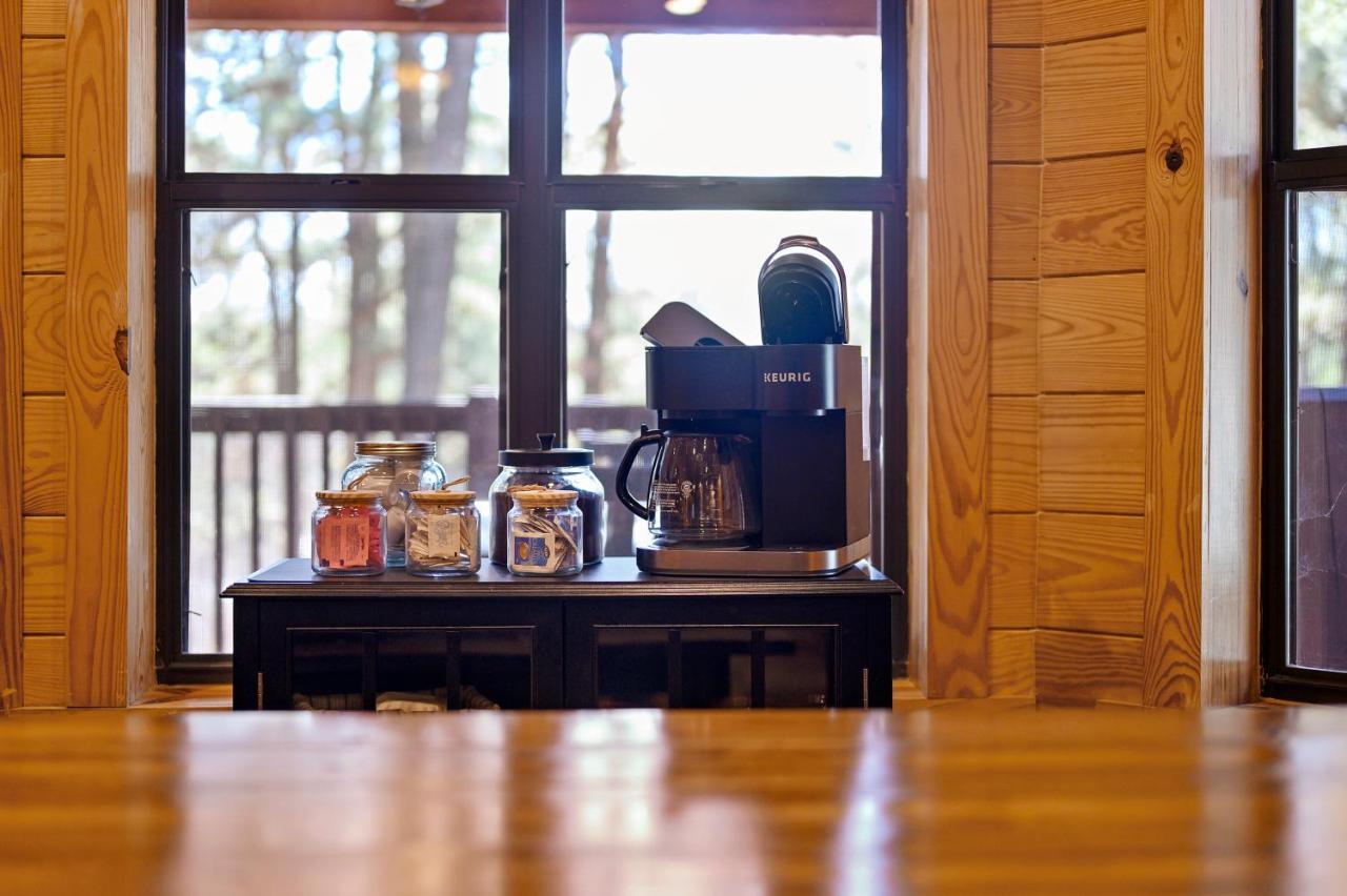 The Eastwood Spacious Retreat With 4 King En-Suites - Hot Tub - Pet-Friendly - Cozy Fire Pit - Prime Location - Multi-Family Broken Bow Bagian luar foto