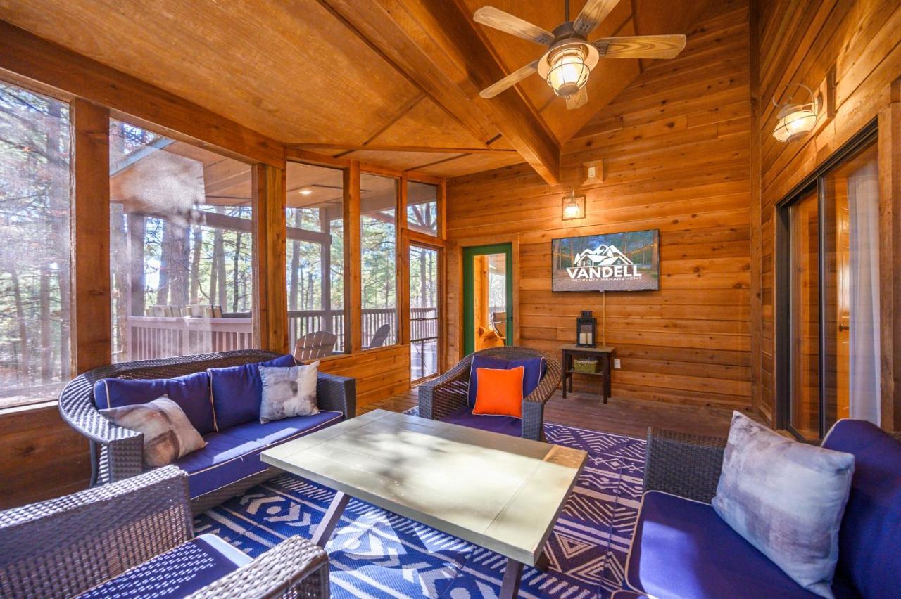 The Eastwood Spacious Retreat With 4 King En-Suites - Hot Tub - Pet-Friendly - Cozy Fire Pit - Prime Location - Multi-Family Broken Bow Bagian luar foto