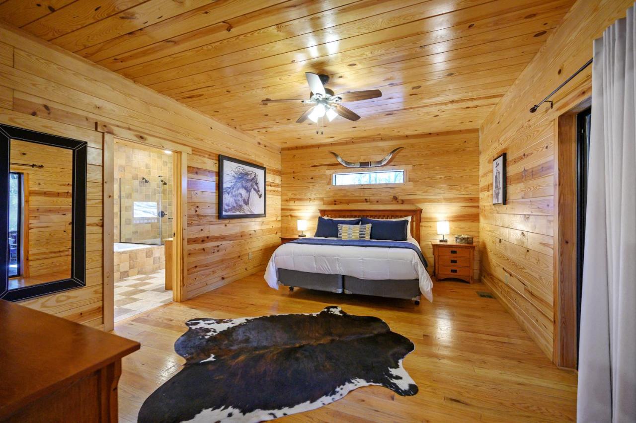 The Eastwood Spacious Retreat With 4 King En-Suites - Hot Tub - Pet-Friendly - Cozy Fire Pit - Prime Location - Multi-Family Broken Bow Bagian luar foto