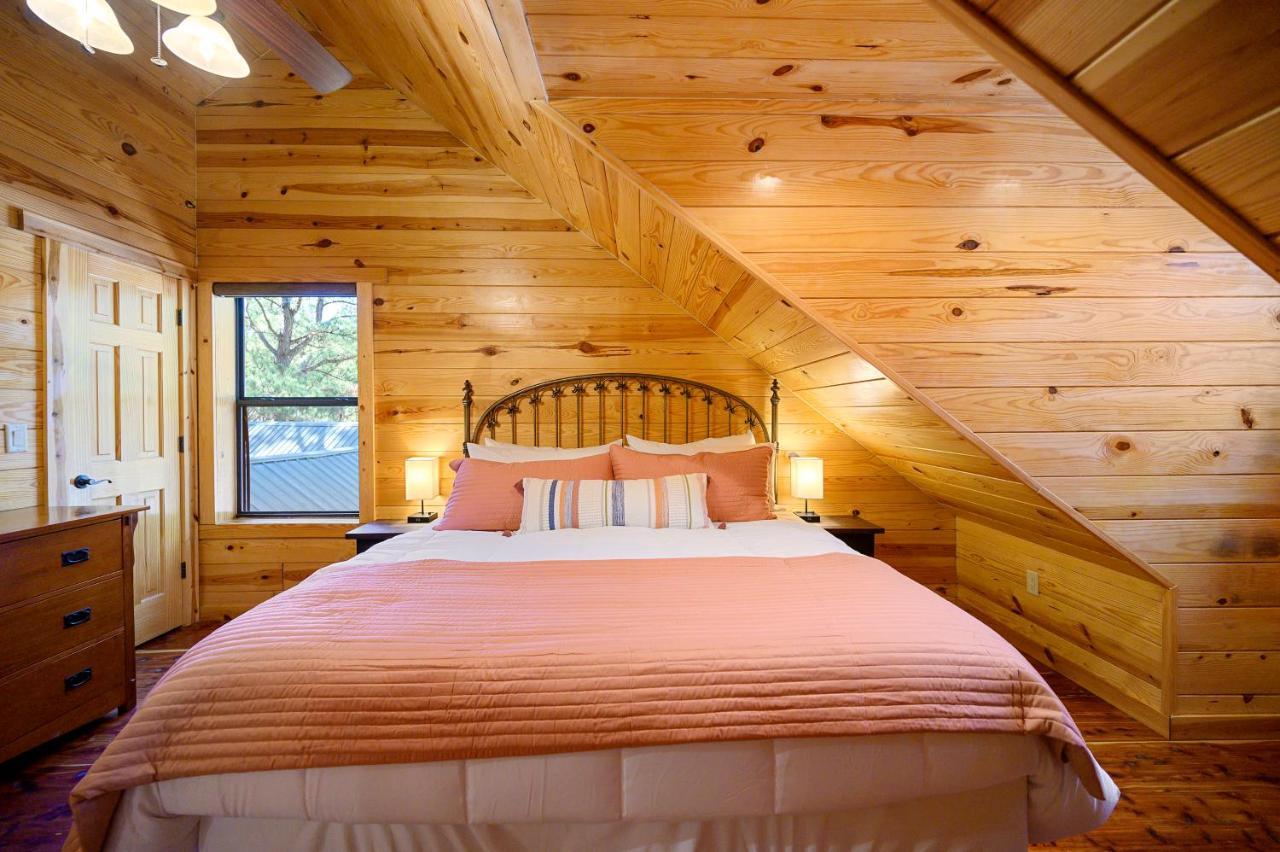The Eastwood Spacious Retreat With 4 King En-Suites - Hot Tub - Pet-Friendly - Cozy Fire Pit - Prime Location - Multi-Family Broken Bow Bagian luar foto