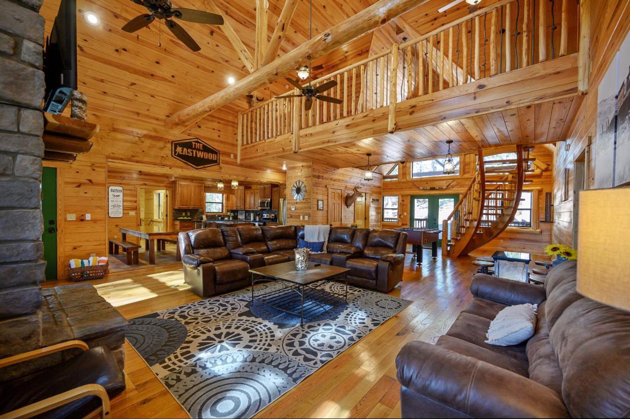 The Eastwood Spacious Retreat With 4 King En-Suites - Hot Tub - Pet-Friendly - Cozy Fire Pit - Prime Location - Multi-Family Broken Bow Bagian luar foto