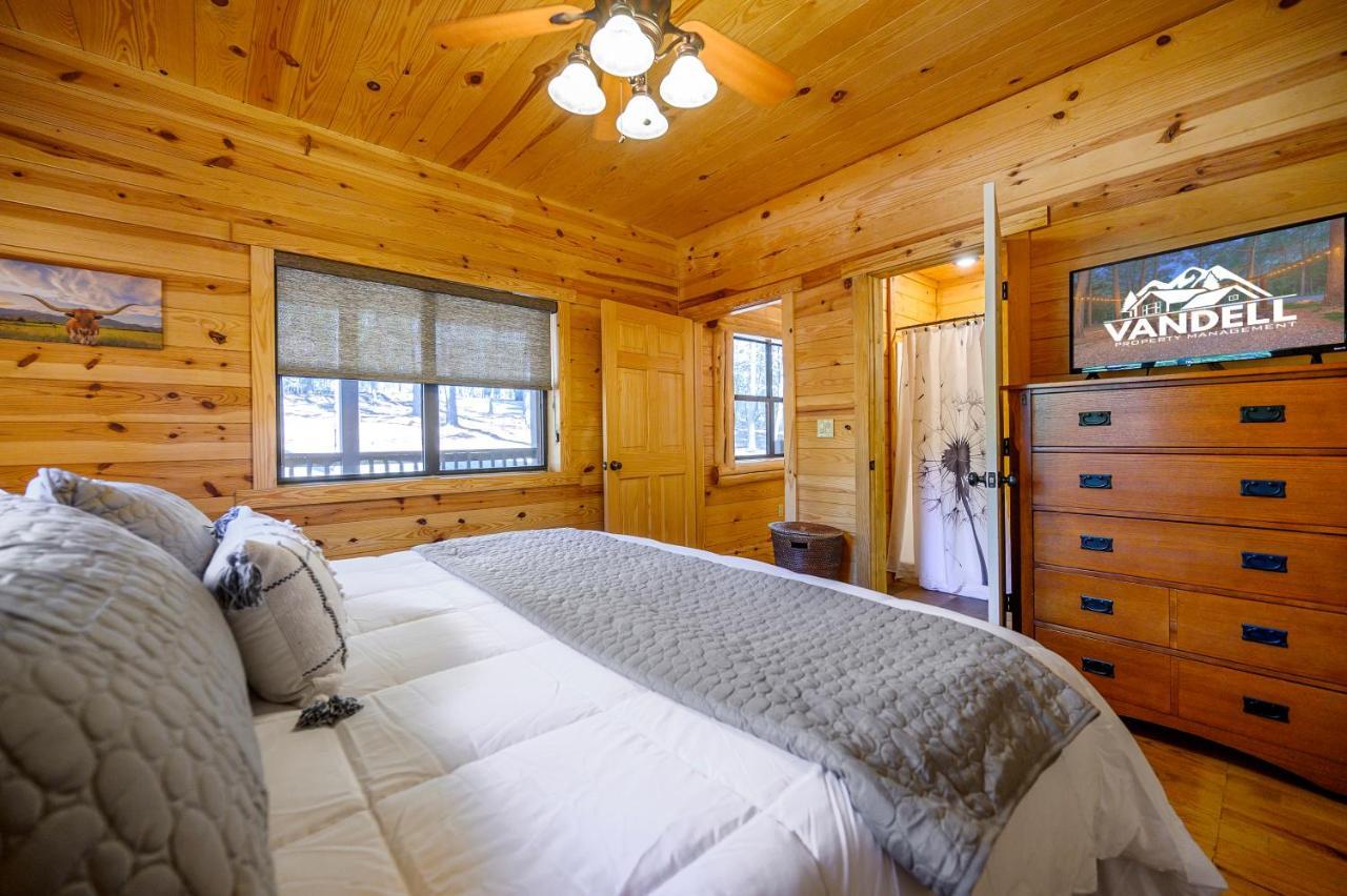 The Eastwood Spacious Retreat With 4 King En-Suites - Hot Tub - Pet-Friendly - Cozy Fire Pit - Prime Location - Multi-Family Broken Bow Bagian luar foto