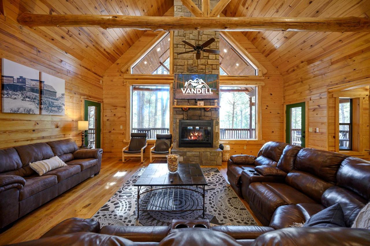 The Eastwood Spacious Retreat With 4 King En-Suites - Hot Tub - Pet-Friendly - Cozy Fire Pit - Prime Location - Multi-Family Broken Bow Bagian luar foto