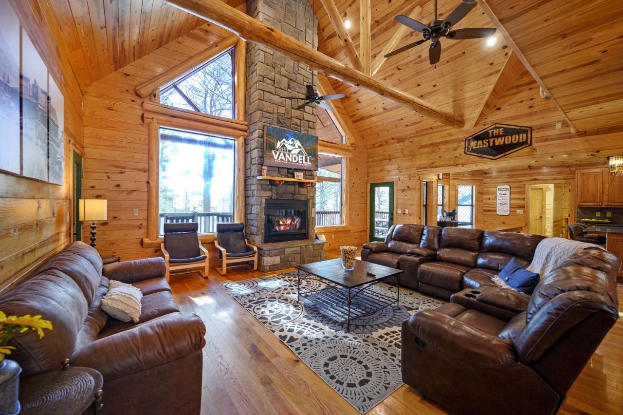 The Eastwood Spacious Retreat With 4 King En-Suites - Hot Tub - Pet-Friendly - Cozy Fire Pit - Prime Location - Multi-Family Broken Bow Bagian luar foto