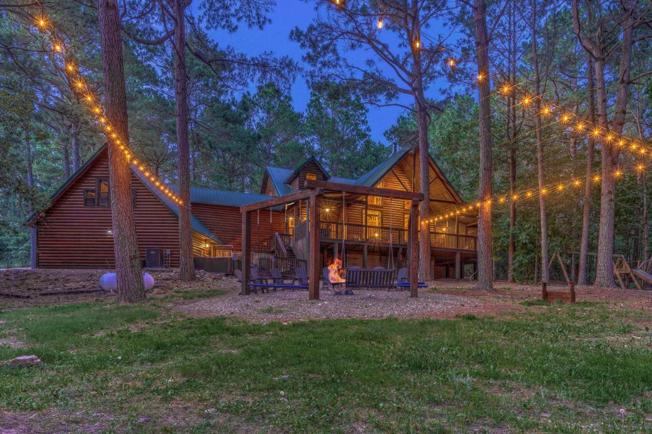 The Eastwood Spacious Retreat With 4 King En-Suites - Hot Tub - Pet-Friendly - Cozy Fire Pit - Prime Location - Multi-Family Broken Bow Bagian luar foto