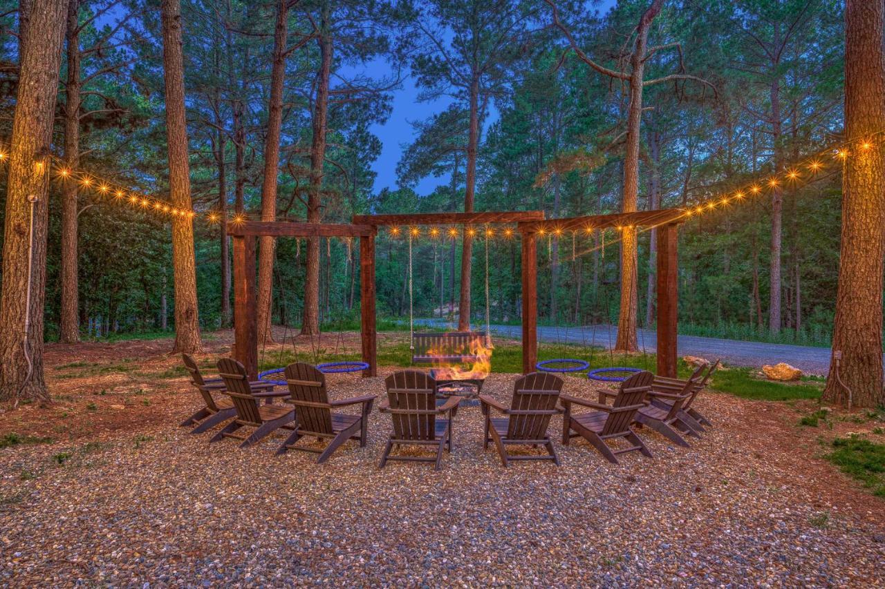 The Eastwood Spacious Retreat With 4 King En-Suites - Hot Tub - Pet-Friendly - Cozy Fire Pit - Prime Location - Multi-Family Broken Bow Bagian luar foto