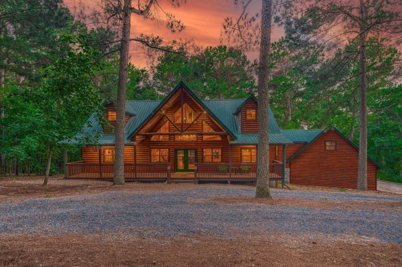 The Eastwood Spacious Retreat With 4 King En-Suites - Hot Tub - Pet-Friendly - Cozy Fire Pit - Prime Location - Multi-Family Broken Bow Bagian luar foto