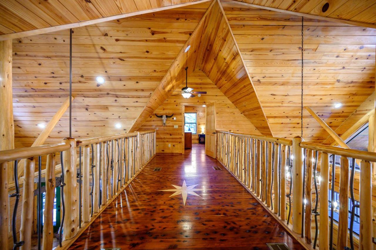 The Eastwood Spacious Retreat With 4 King En-Suites - Hot Tub - Pet-Friendly - Cozy Fire Pit - Prime Location - Multi-Family Broken Bow Bagian luar foto