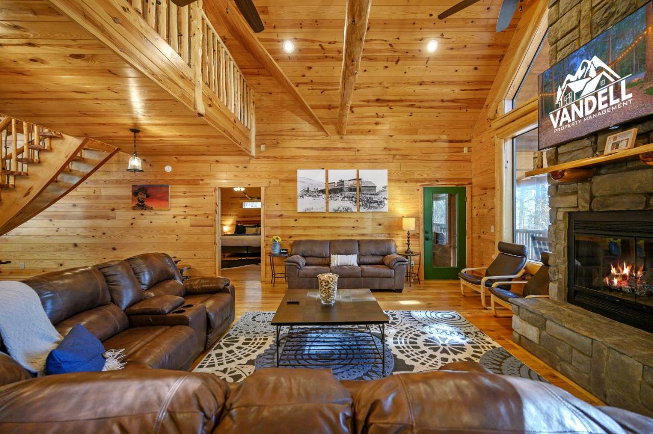 The Eastwood Spacious Retreat With 4 King En-Suites - Hot Tub - Pet-Friendly - Cozy Fire Pit - Prime Location - Multi-Family Broken Bow Bagian luar foto