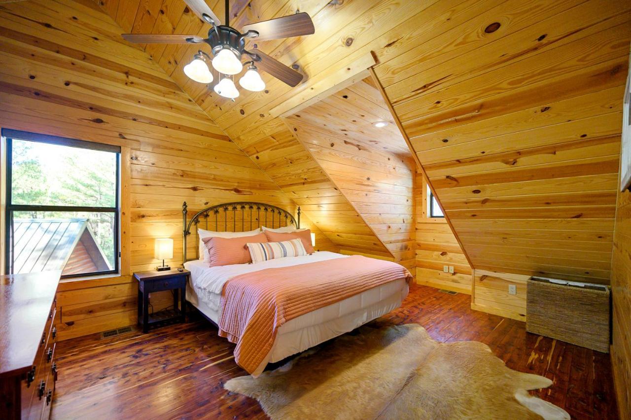 The Eastwood Spacious Retreat With 4 King En-Suites - Hot Tub - Pet-Friendly - Cozy Fire Pit - Prime Location - Multi-Family Broken Bow Bagian luar foto