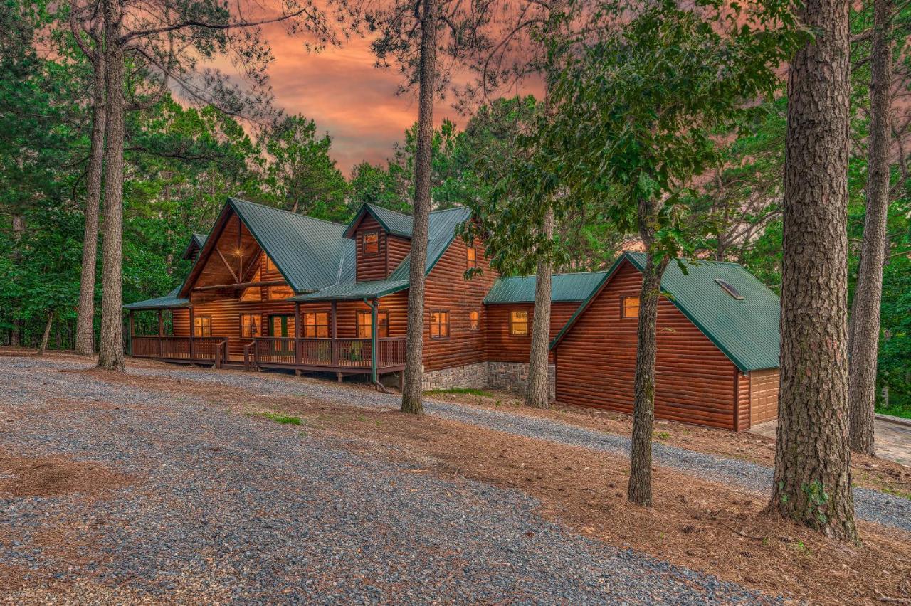 The Eastwood Spacious Retreat With 4 King En-Suites - Hot Tub - Pet-Friendly - Cozy Fire Pit - Prime Location - Multi-Family Broken Bow Bagian luar foto
