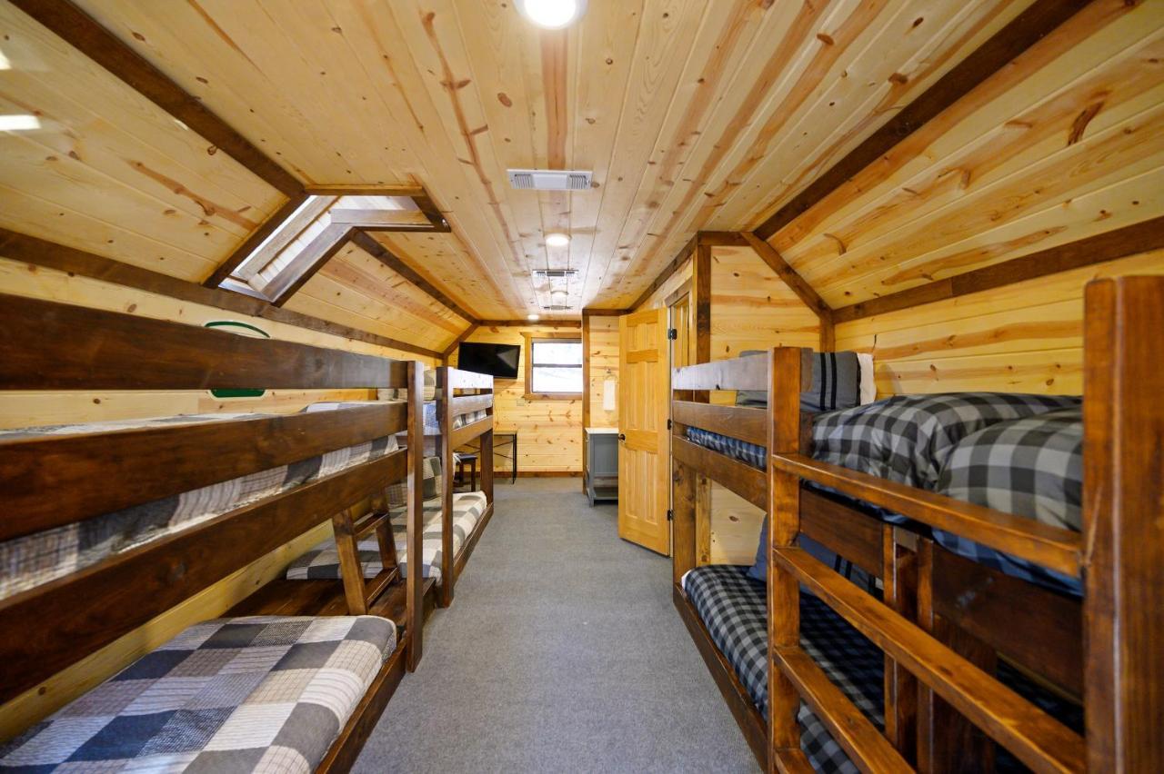The Eastwood Spacious Retreat With 4 King En-Suites - Hot Tub - Pet-Friendly - Cozy Fire Pit - Prime Location - Multi-Family Broken Bow Bagian luar foto
