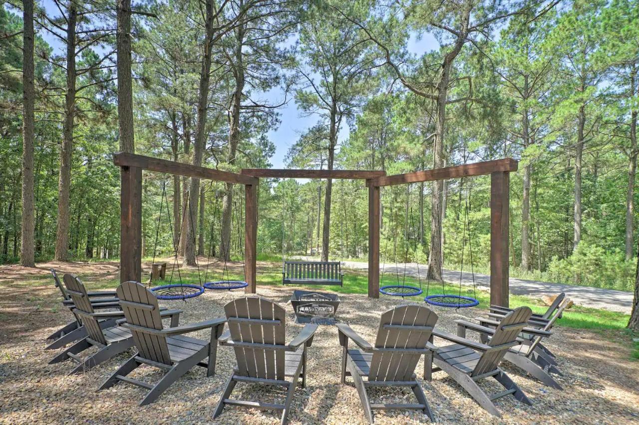 The Eastwood Spacious Retreat With 4 King En-Suites - Hot Tub - Pet-Friendly - Cozy Fire Pit - Prime Location - Multi-Family Broken Bow Bagian luar foto