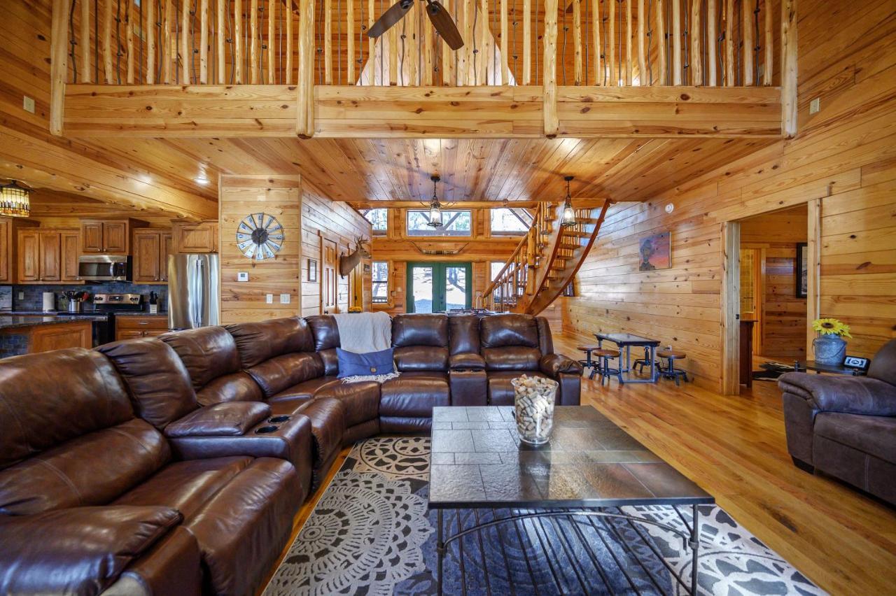 The Eastwood Spacious Retreat With 4 King En-Suites - Hot Tub - Pet-Friendly - Cozy Fire Pit - Prime Location - Multi-Family Broken Bow Bagian luar foto