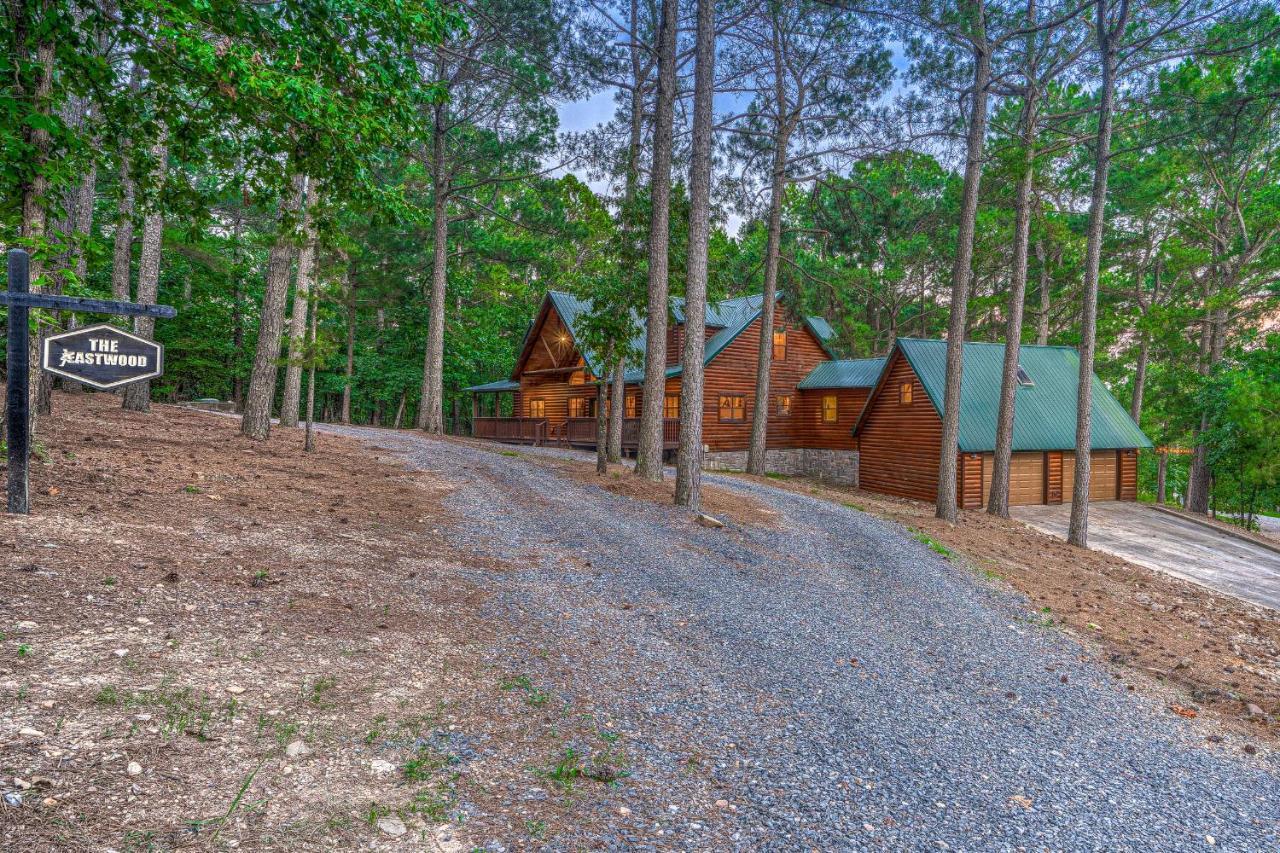 The Eastwood Spacious Retreat With 4 King En-Suites - Hot Tub - Pet-Friendly - Cozy Fire Pit - Prime Location - Multi-Family Broken Bow Bagian luar foto