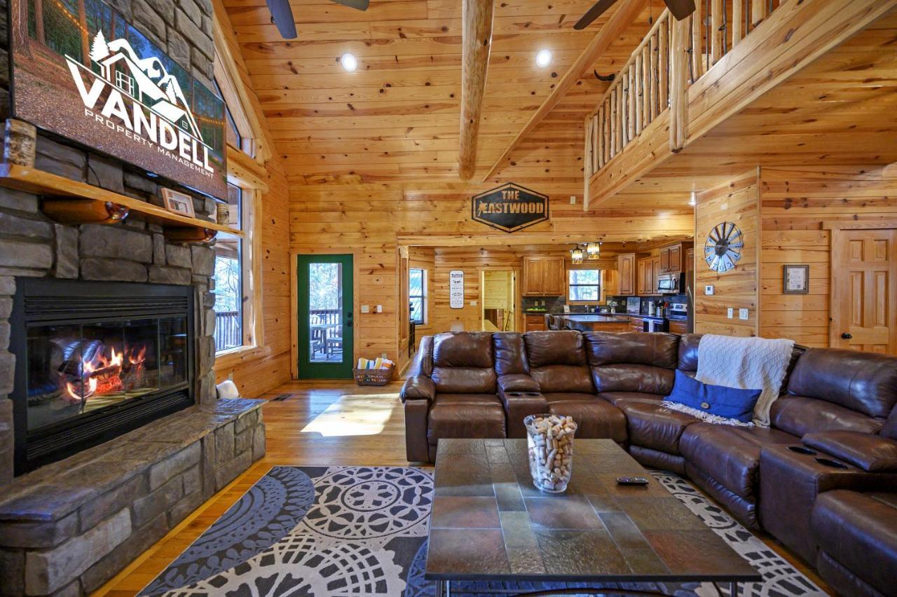 The Eastwood Spacious Retreat With 4 King En-Suites - Hot Tub - Pet-Friendly - Cozy Fire Pit - Prime Location - Multi-Family Broken Bow Bagian luar foto