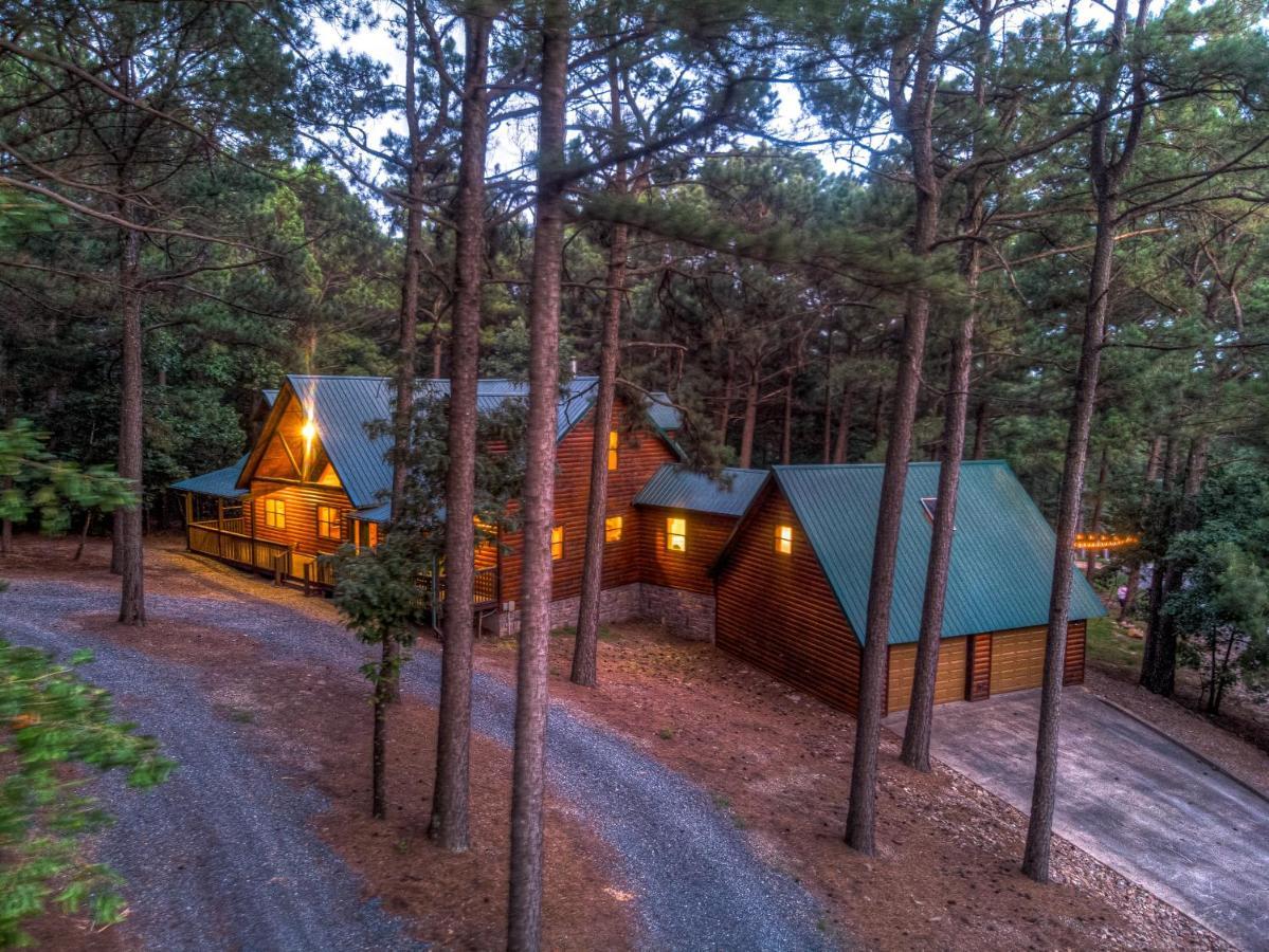 The Eastwood Spacious Retreat With 4 King En-Suites - Hot Tub - Pet-Friendly - Cozy Fire Pit - Prime Location - Multi-Family Broken Bow Bagian luar foto