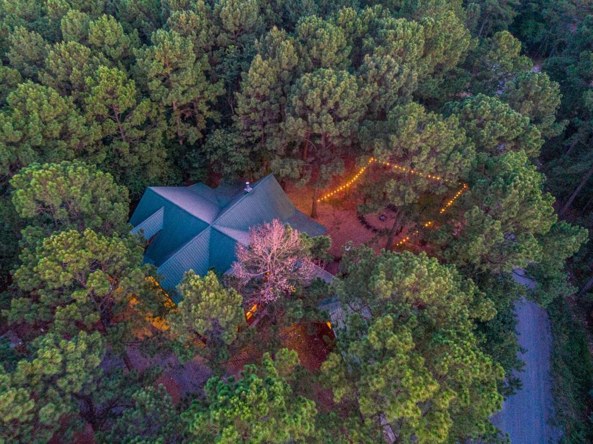 The Eastwood Spacious Retreat With 4 King En-Suites - Hot Tub - Pet-Friendly - Cozy Fire Pit - Prime Location - Multi-Family Broken Bow Bagian luar foto