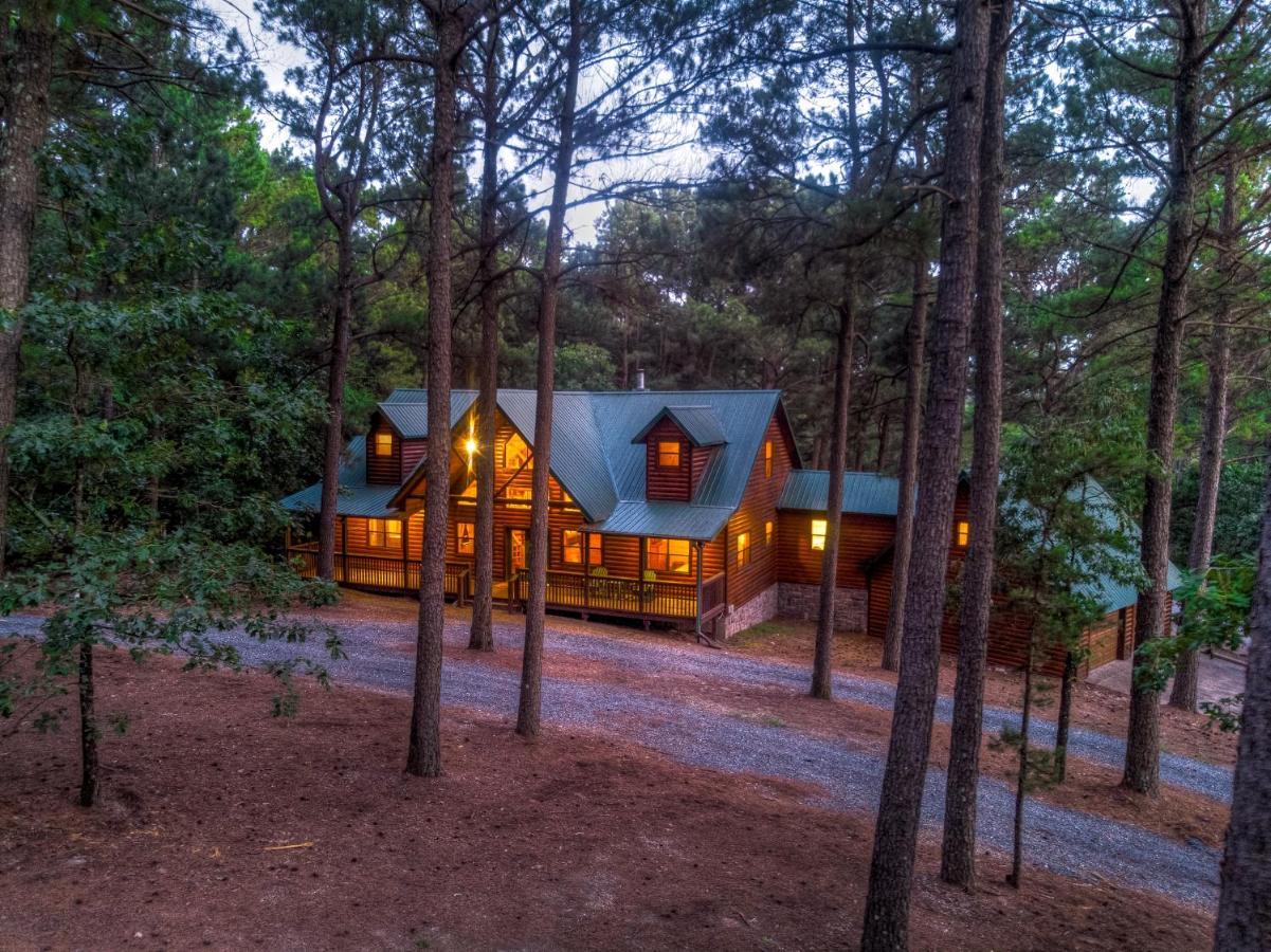 The Eastwood Spacious Retreat With 4 King En-Suites - Hot Tub - Pet-Friendly - Cozy Fire Pit - Prime Location - Multi-Family Broken Bow Bagian luar foto