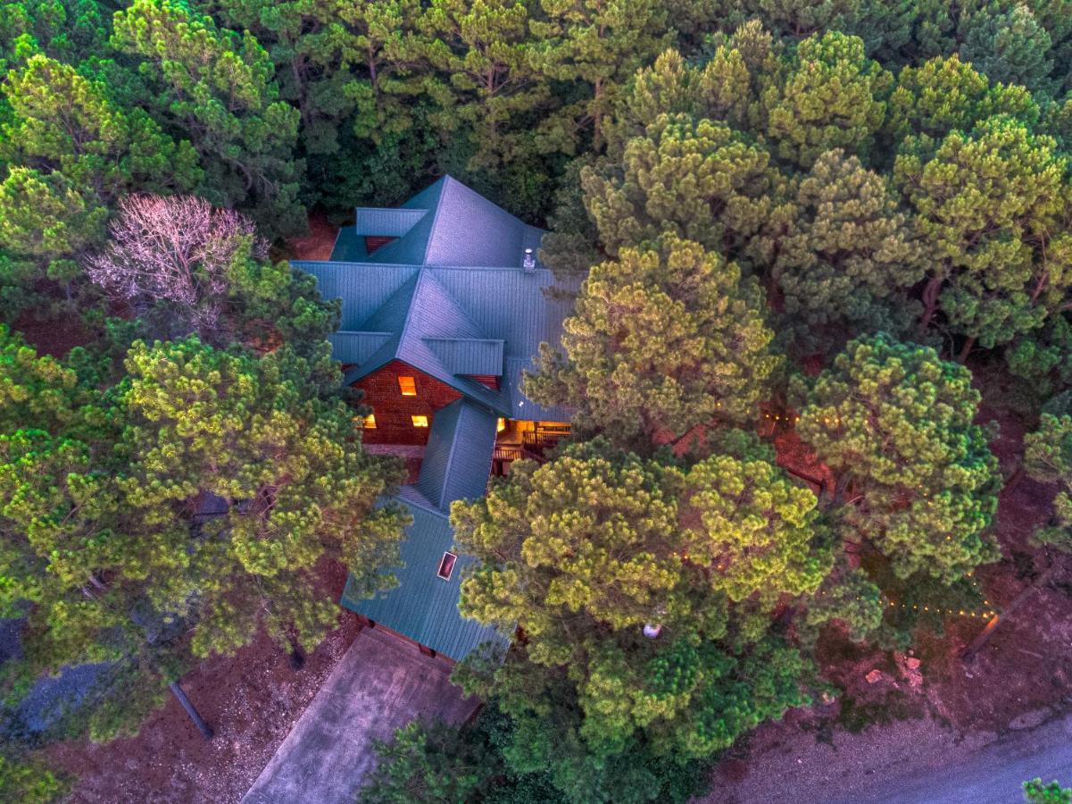 The Eastwood Spacious Retreat With 4 King En-Suites - Hot Tub - Pet-Friendly - Cozy Fire Pit - Prime Location - Multi-Family Broken Bow Bagian luar foto