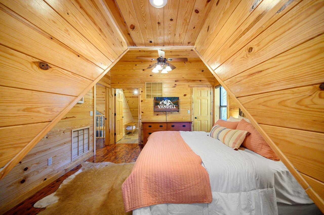 The Eastwood Spacious Retreat With 4 King En-Suites - Hot Tub - Pet-Friendly - Cozy Fire Pit - Prime Location - Multi-Family Broken Bow Bagian luar foto