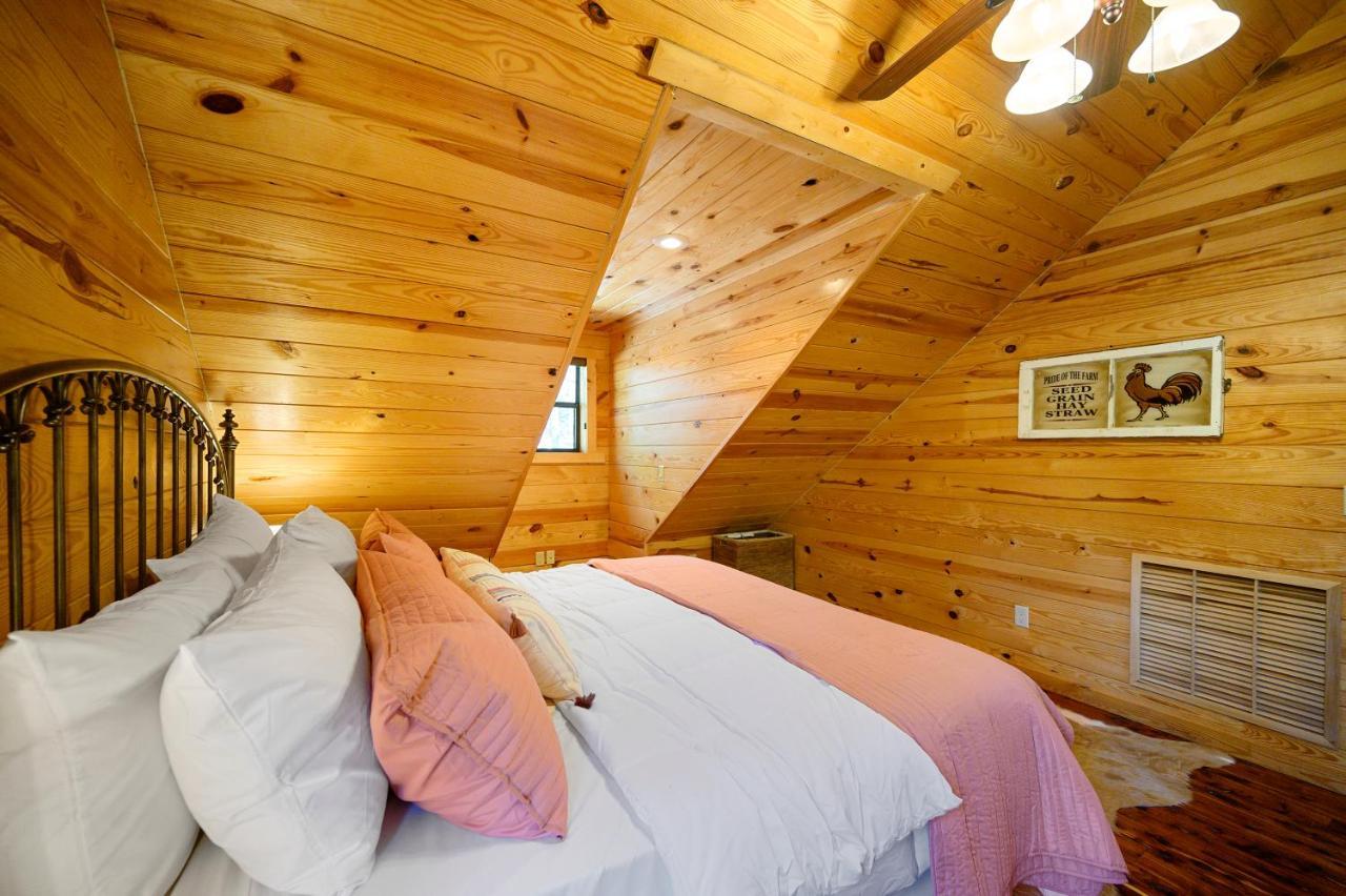 The Eastwood Spacious Retreat With 4 King En-Suites - Hot Tub - Pet-Friendly - Cozy Fire Pit - Prime Location - Multi-Family Broken Bow Bagian luar foto