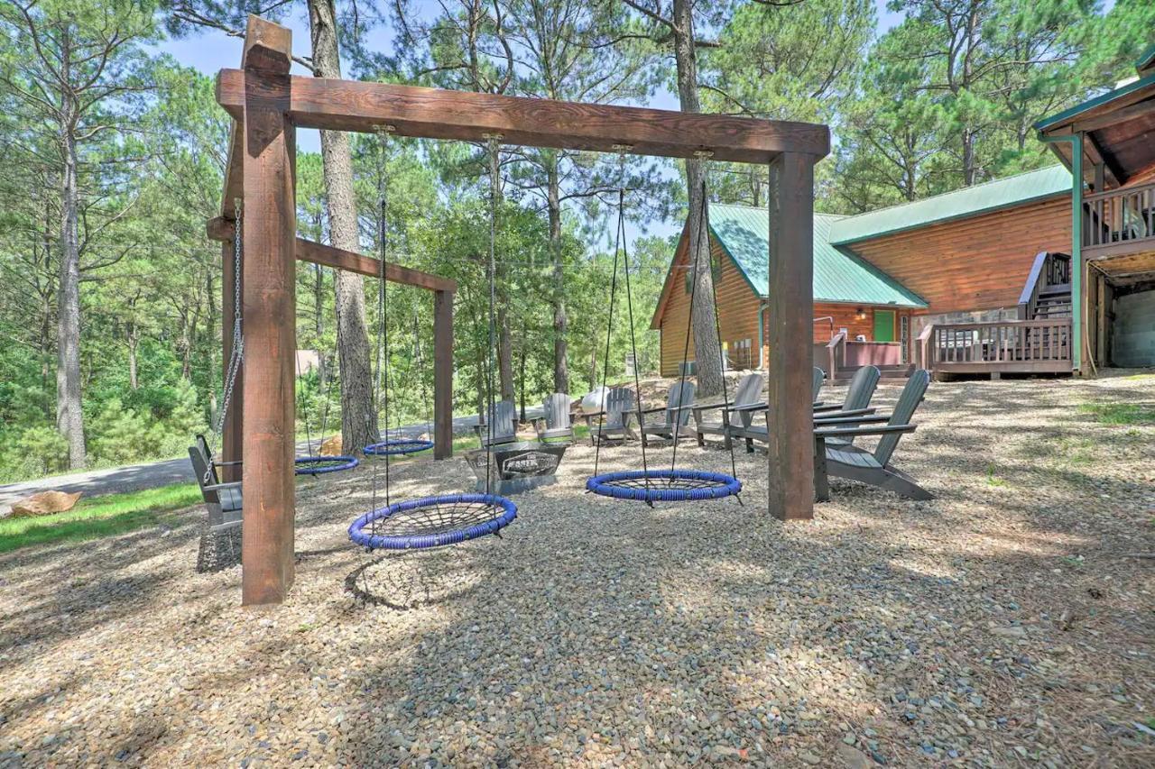 The Eastwood Spacious Retreat With 4 King En-Suites - Hot Tub - Pet-Friendly - Cozy Fire Pit - Prime Location - Multi-Family Broken Bow Bagian luar foto