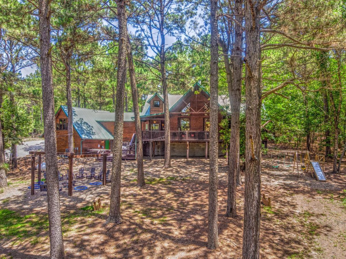 The Eastwood Spacious Retreat With 4 King En-Suites - Hot Tub - Pet-Friendly - Cozy Fire Pit - Prime Location - Multi-Family Broken Bow Bagian luar foto