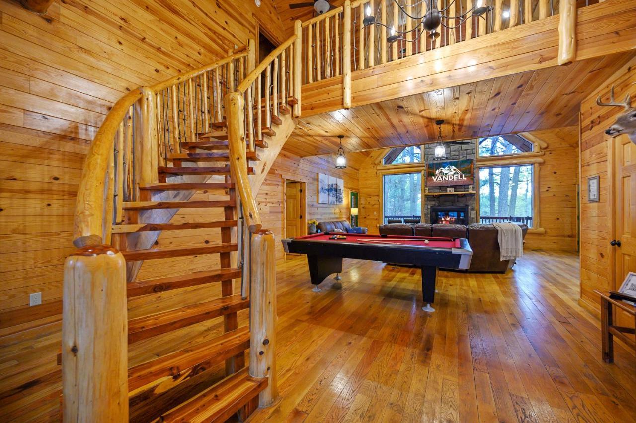 The Eastwood Spacious Retreat With 4 King En-Suites - Hot Tub - Pet-Friendly - Cozy Fire Pit - Prime Location - Multi-Family Broken Bow Bagian luar foto